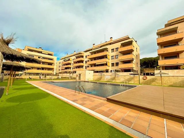 Excelente apartamento reformado en venta en Fenals - foto 2
