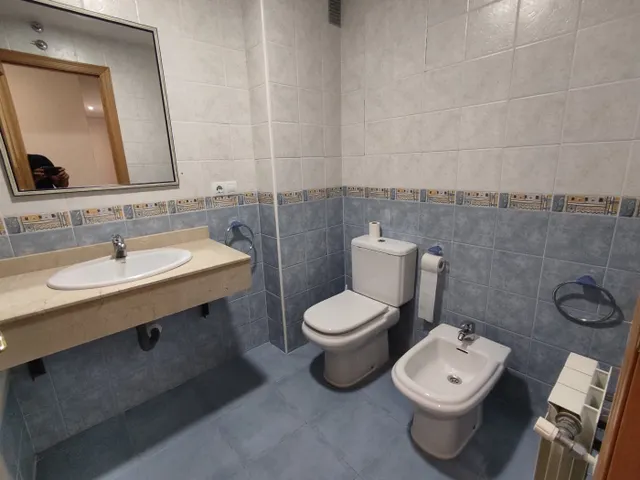 Piso seminuevo con cuatro amplios dormitorios, dos baños completos, garaje, trastero y piscina comun — 18