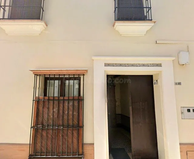 SE VENDE CASA OKUPADA en Calle Marchena Nº 37 Morón de la Fr