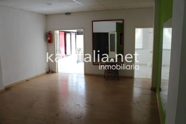Se alquila  local comercial — 6