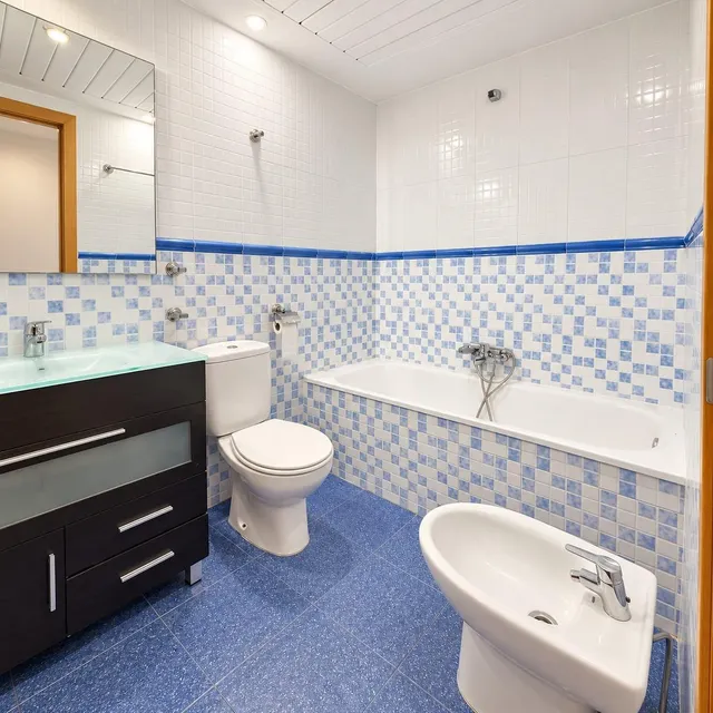 AMPLIO PISO DE 3 DORMITORIOS CON GRAN BALCÓN, GARAJE Y PISCINA EN SANT PAU — 11