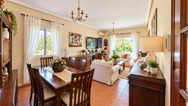 Chalet urbano reformado con piscina, placas solares y todas las comodidades — 20