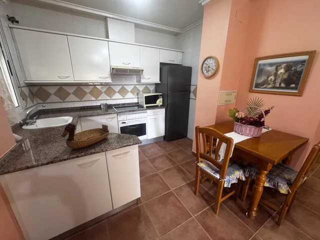 APARTAMENTO A ESCASOS METROS DEL MAR, CON PISCINA. — 7