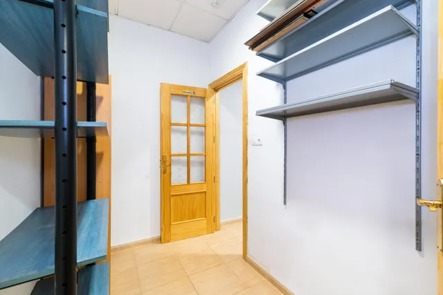 OPORTUNIDAD DE LOCAL COMERCIAL CON POSIBILIDADDADES DE CAMBIO DE USO A VIVIENDA — 14