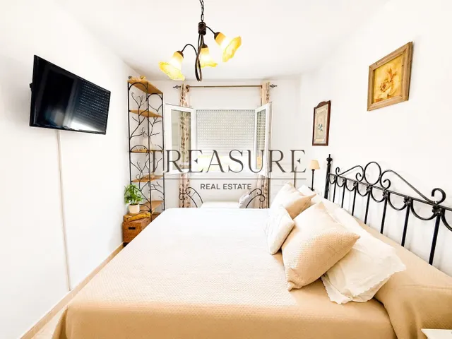 Apartamento en primera línea de mar con plaza de garaje, dos piscinas y orientación sur – Villa Cristal, Playa Paraíso — 14