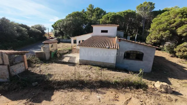 Casa para reformar situada en la Urbanización Les Penyes de  - foto 3