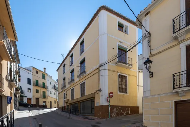 Espectacular edificio a 3 calles con vivienda y locales comerciales en pleno centro de Alhama de Gr — 2