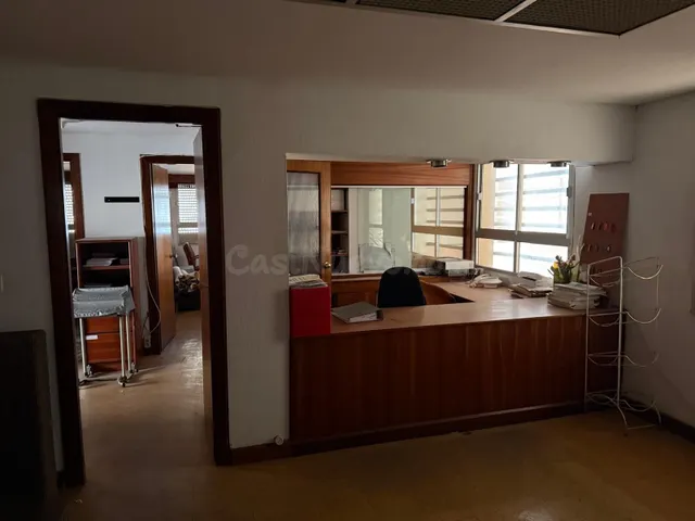 ¡OPORTUNIDAD PARA INVERSORES! Amplia oficina en el corazón d - foto 4