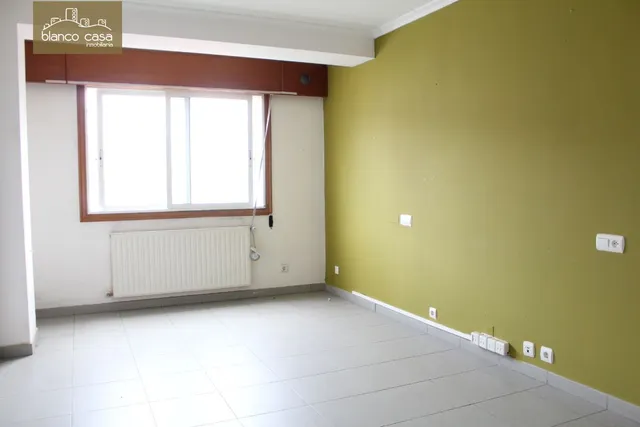 Oficina en el centro de Carballo por 350€ — 9