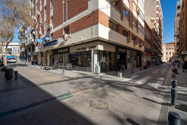 Plaza de garaje en el centro — 2