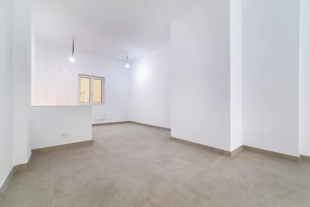 LOCAL COMERCIAL REFORMADO EN CALLE EDGAR NEVILLE — 4