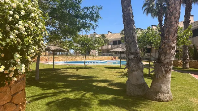 APARTAMENTO CON DOS PISCINAS, GARAJE Y TRASTERO - foto 5