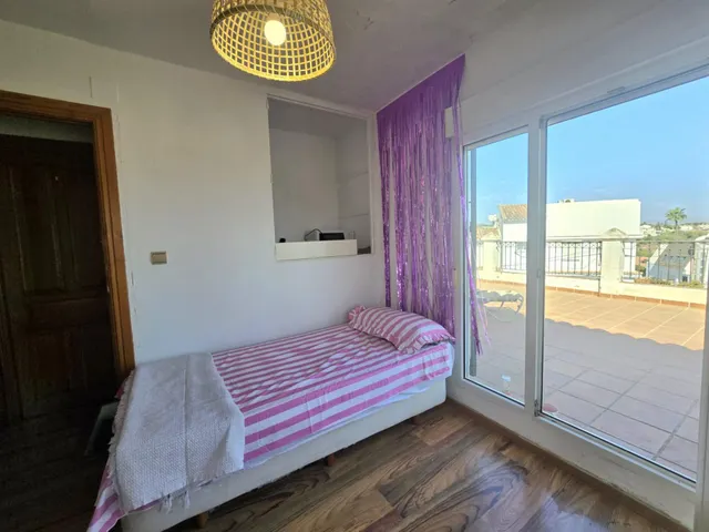 Chalet independiente con gran jardín y espectaculares vistas al mar — 18