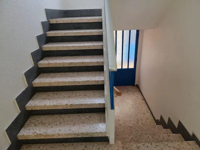 SE VENDE CASA, DOS PLANTAS, COCINA, SALÓN, 3 HAB., BAÑO. EN PLANTA BAJA LOCAL 95 M2. CALEFACCIÓN — 15