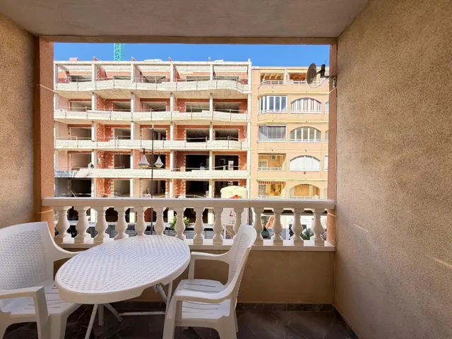 Apartamento reformado con vistas al mar con garaje incluido. 2 dorm. 1 baño. con superficie de 65 m2. playa a 100 metros. — 26