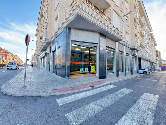 MAGNÍFICO LOCAL COMERCIAL ESQUINA EN PLENO FELIPE V DE PETRE