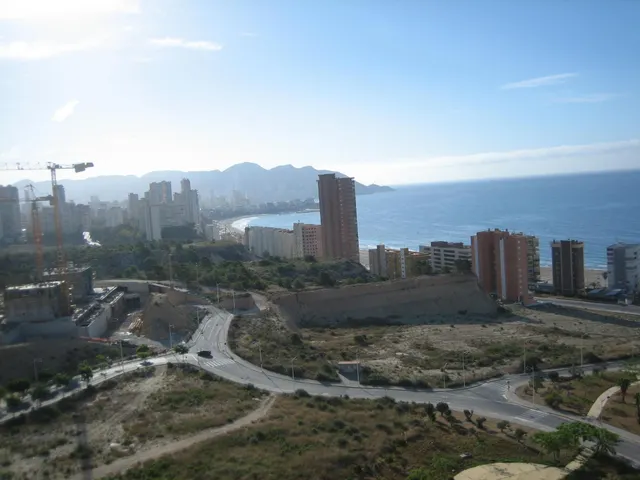 Alquiler todo el año, Apart. 1 dorm. de 90 m2, salón amplio y cocina con isla, reformado, vistas mar — 35