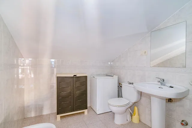 Amplio Chalet en Zaidín, Granada - Oportunidad de Inversión — 11
