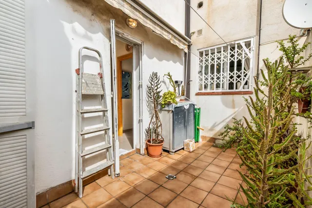 Piso 77m2., 3 Dormitorios, 2 Baños. Exterior con Patio y Ascensor. — 27