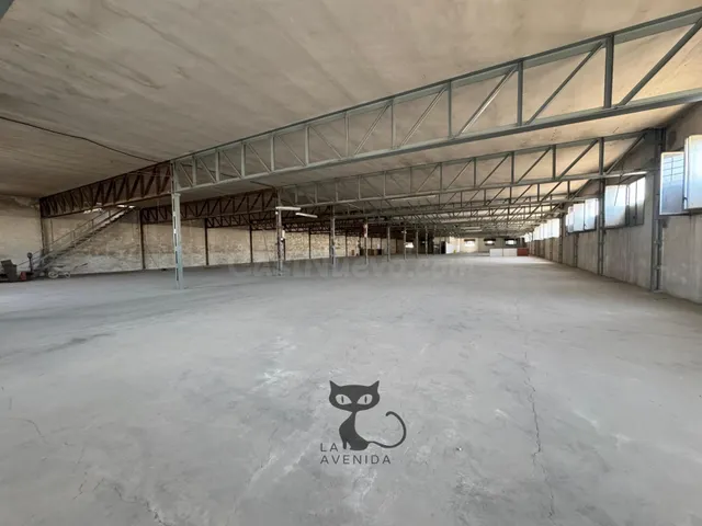 Gran nave industrial en Massanassa con oficinas, montacargas