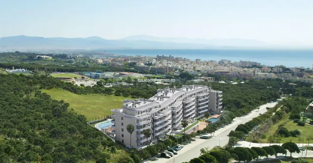 Venta de piso con tres dormitorios en Torremolinos, Málaga,  - foto 2