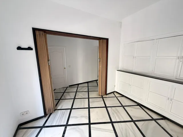 UNA OFICINA  AMPLIA EN PLENA CALLE CRUZ CONDE — 15