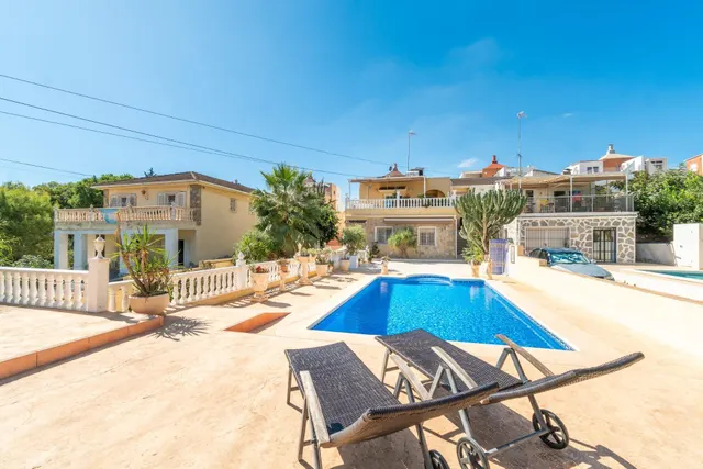 Maravilloso chalet pareado (aprox. 130 m2 + terrazas y garaje) con 4 dormitorios y 2 baños. Amplia parcela privada (516 m2) con jardín y gran piscina. — 7