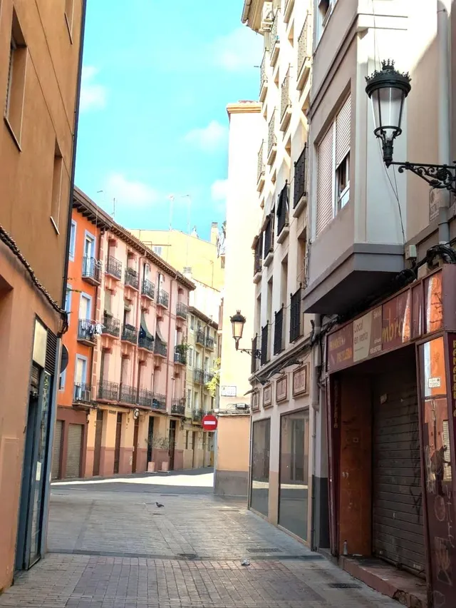 ALQUILER  local  en chaflán con Agustina de Aragon 55  y Calle Cerezo 11 — 13