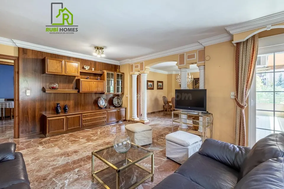 AMPLIO PISO EN VENTA JUNTO A PLAZA DE TOROS - GRANADA