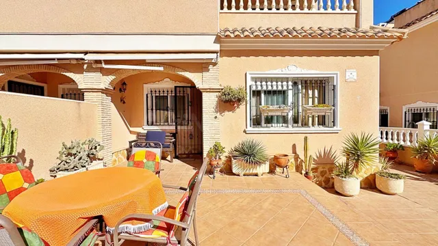 ADOSADO DE 3 DORMITORIO Y 2 BAÑOS EN ORIHUELA COSTA (ZONA LOS DOLSES) — 4