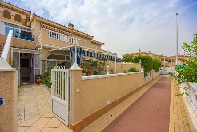 Bungalow de 2 dormitorios y piscina comunitaria en Orihuela Costa — 8