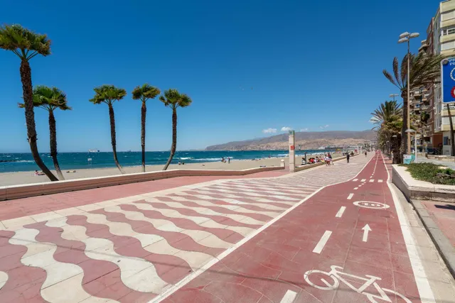 ¡Oportunidad a pasos del Paseo Marítimo de Almería! Piso de 3 habitaciones en El Zapillo — 22