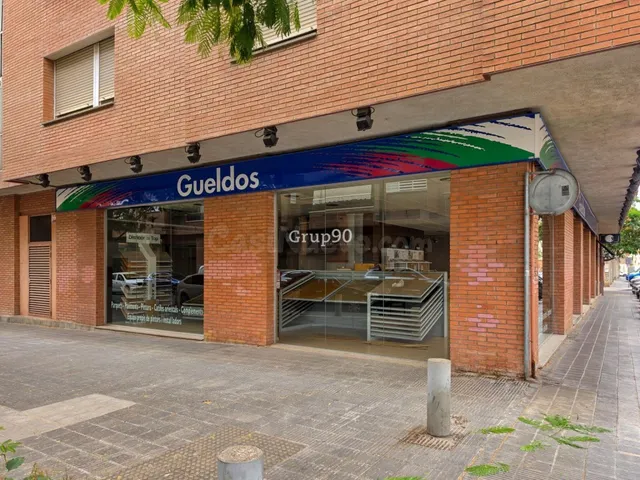 ? Amplio Local Esquinero de 300 m2 en Excelente Estado en La Nova Balàfia — 28