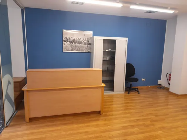 Local comercial con suelos de parquet y aire acondicionado en Cerdanyola sur — 5