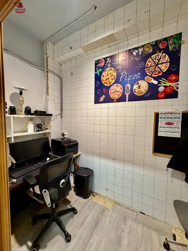 Espectacular Bar Restaurante en el centro urbano con una superficie de 200m2 distribuidos en una planta comercial de 110m2 más almacén de 90m22 — 23