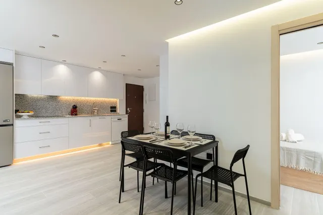 Exclusivo Piso Totalmente Reformado con Terraza en el Centro de Estepona — 9