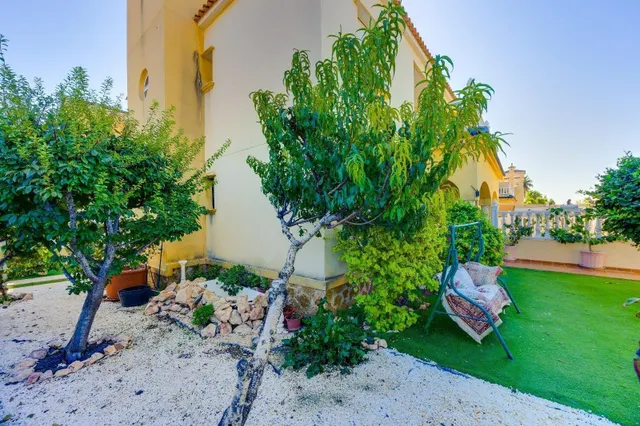 Bungalow en planta baja con amplio jardín privado y aparcamiento en Cabo Roig — 6
