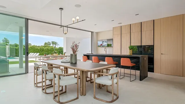 Sofisticada villa con vistas al mar en la Milla de Oro, Marbella — 12