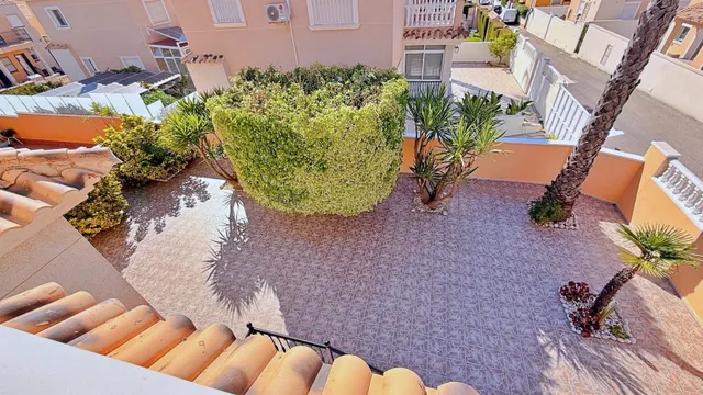 VILLA DE 4 DORMITORIOS 2 BAÑOS EN ORIHUELA COSTA (ROYAL PARK) — 42