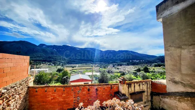 Casa de pueblo con local comercial, garaje y espectaculares 