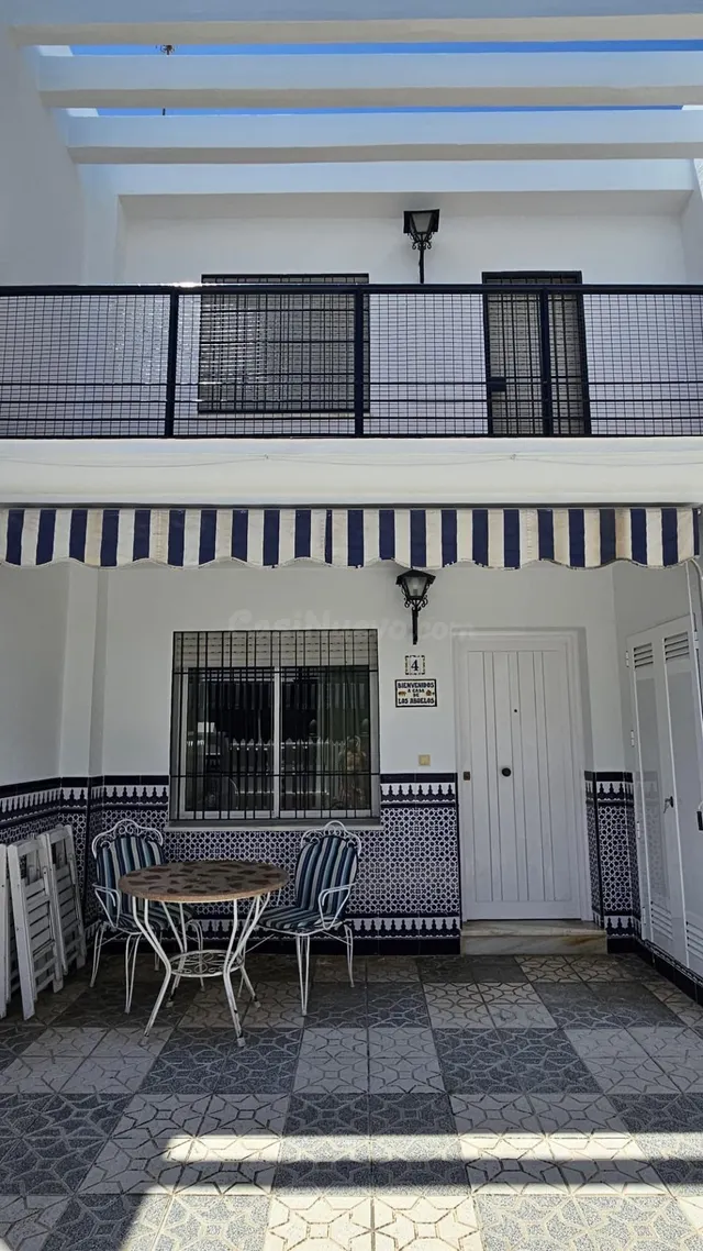 Casa adosada de 4 dormitorios con gran porche, patio y terraza en el centro de Chipiona — 3