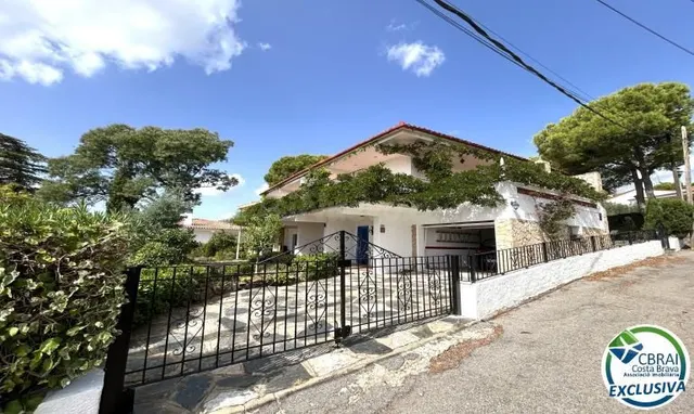 Casa en Llançà con licencia turística, vistas al mar y a poc