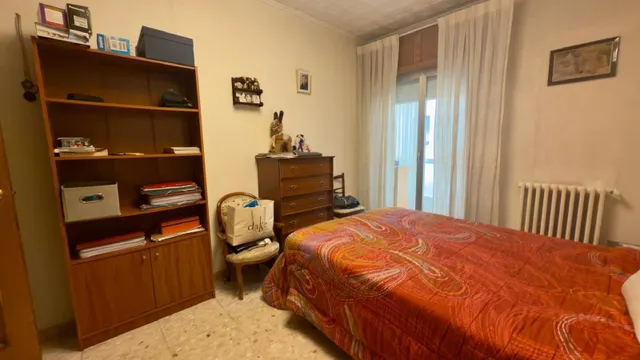 ¡Tu nuevo hogar en este encantador piso en un edificio con carácter del año 1975 y 4 habitaciones! — 28