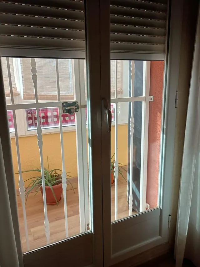 SE VENDE ADOSADO CON PISCINA EN LA GINETA. — 24