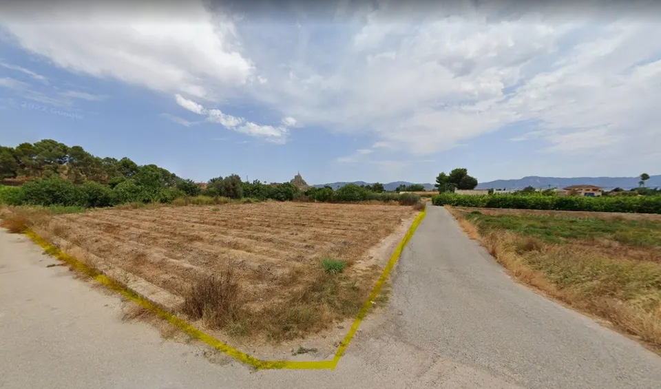 SE VENDE TERRENO JUNTO CASTILLO LARACHE
