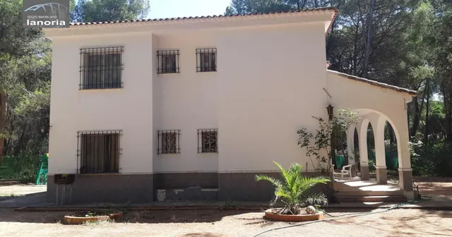 Grupo la Noria Vende Chalet de 7 dormitorios y piscina, zona urbanización los pinares del jucar. — 8