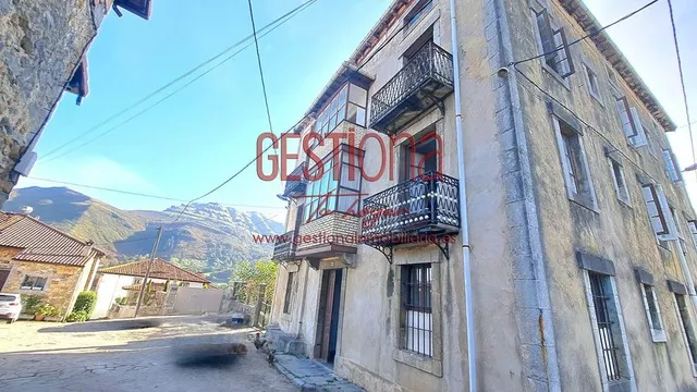 MAJESTUOSA CASA PARA REFORMAR. SOBA — 10