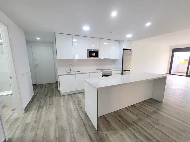 Moderno apartamento muy espacioso, en esquina, 3 dormitorios, 3 baños, parking, piscina, a 5 minutos a pie de la Playa del Cura — 15