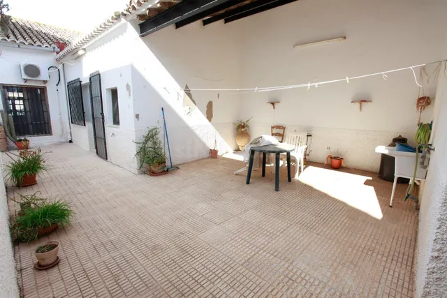 Casa de pueblo 4 habitaciones, planta baja con patio, garaje y gran potencial en La Palma — 2