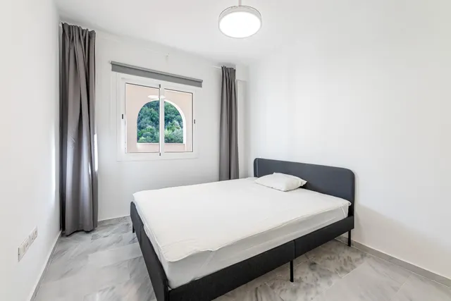 Piso reformado con gran terraza al sur, vistas verdes, garaje y piscina en Benalmádena Pueblo — 19
